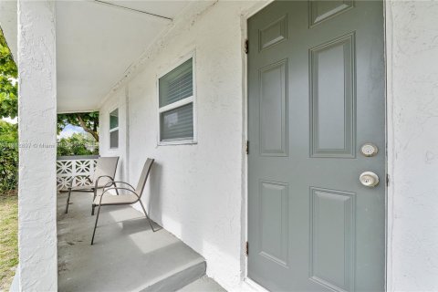 House in Miami, Florida 4 bedrooms, 150.69 sq.m. № 1941057 - photo 26