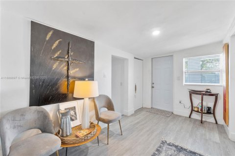 House in Miami, Florida 4 bedrooms, 150.69 sq.m. № 1941057 - photo 16