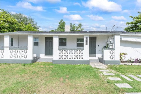 House in Miami, Florida 4 bedrooms, 150.69 sq.m. № 1941057 - photo 1