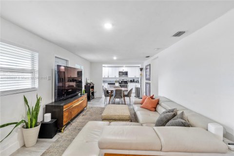 House in Miami, Florida 4 bedrooms, 150.69 sq.m. № 1941057 - photo 7