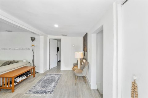 House in Miami, Florida 4 bedrooms, 150.69 sq.m. № 1941057 - photo 21