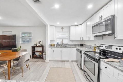 House in Miami, Florida 4 bedrooms, 150.69 sq.m. № 1941057 - photo 18