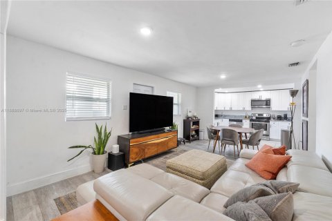 House in Miami, Florida 4 bedrooms, 150.69 sq.m. № 1941057 - photo 2