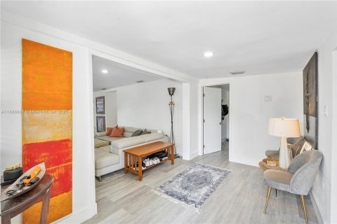 House in Miami, Florida 4 bedrooms, 150.69 sq.m. № 1941057 - photo 15