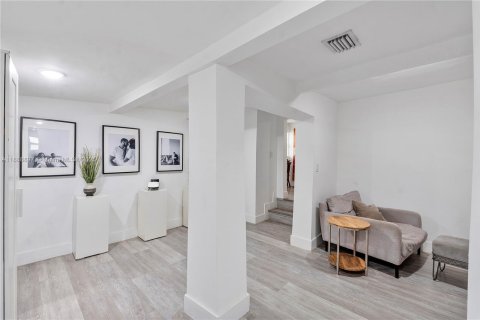 House in Miami, Florida 4 bedrooms, 150.69 sq.m. № 1941057 - photo 14