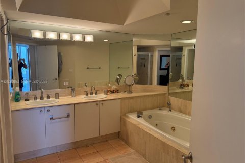 Condo in Aventura, Florida, 2 bedrooms  № 2077939 - photo 19