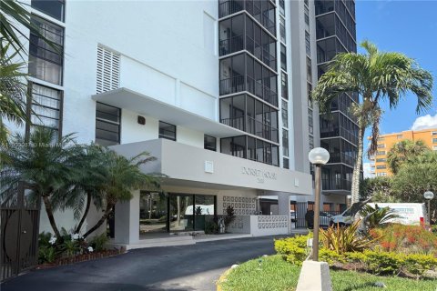 Condominio en venta en North Miami, Florida, 1 dormitorio, 70.23 m2 № 1955608 - foto 2