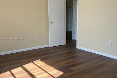 Condominio en venta en North Miami, Florida, 1 dormitorio, 70.23 m2 № 1955608 - foto 12
