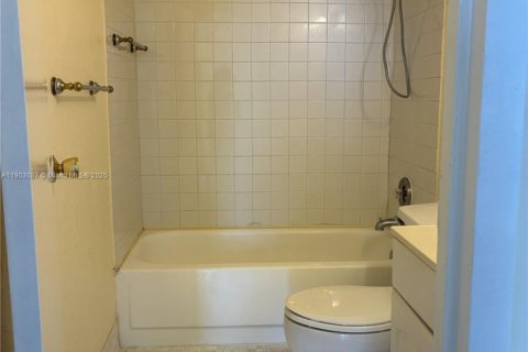 Condominio en venta en North Miami, Florida, 1 dormitorio, 70.23 m2 № 1955608 - foto 16