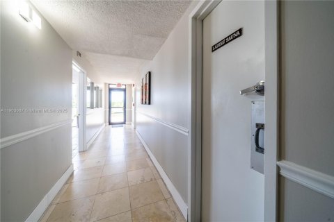 Condominio en venta en North Miami, Florida, 1 dormitorio, 70.23 m2 № 1955608 - foto 30