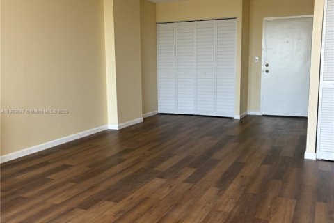 Condominio en venta en North Miami, Florida, 1 dormitorio, 70.23 m2 № 1955608 - foto 10