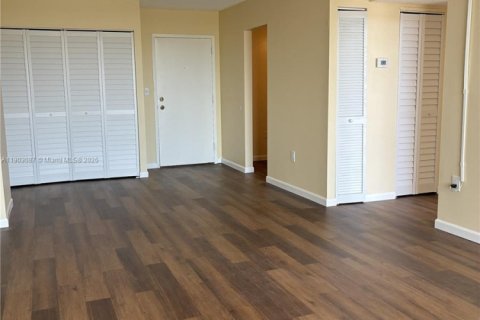 Condominio en venta en North Miami, Florida, 1 dormitorio, 70.23 m2 № 1955608 - foto 8