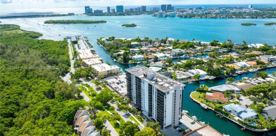 Condominio en North Miami, Florida, 1 dormitorio  № 1955608