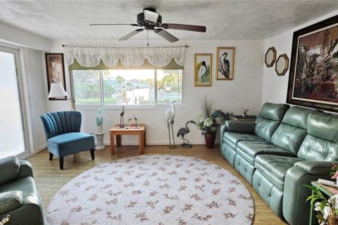 House in Englewood, Florida 3 bedrooms, 102.94 sq.m. № 2410243 - photo 9
