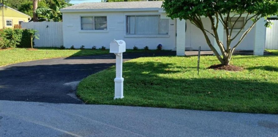 House in Palm Beach Gardens, Florida 3 bedrooms, 115.94 sq.m. № 2185354