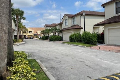 Townhouse in Pembroke Pines, Florida 3 bedrooms, 159.05 sq.m. № 1051028 - photo 1