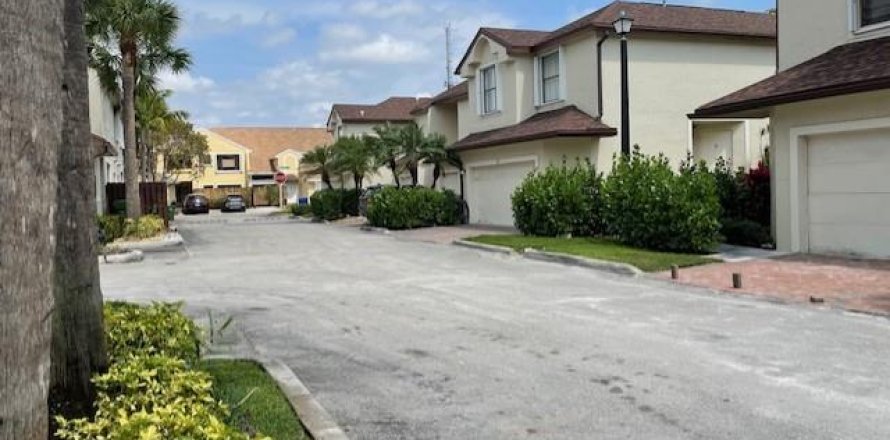 Adosado en Pembroke Pines, Florida 3 dormitorios, 159.05 m2 № 1051028