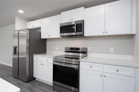 House in Palm Bay, Florida 4 bedrooms, 167.22 sq.m. № 1790789 - photo 8