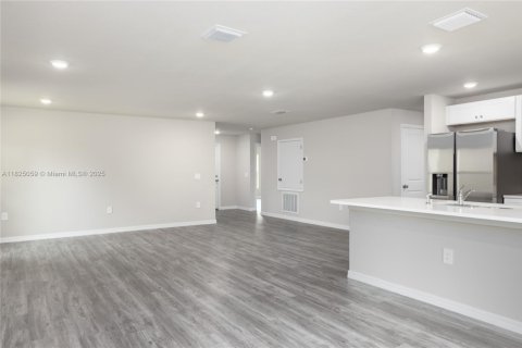 House in Palm Bay, Florida 4 bedrooms, 167.22 sq.m. № 1790789 - photo 5