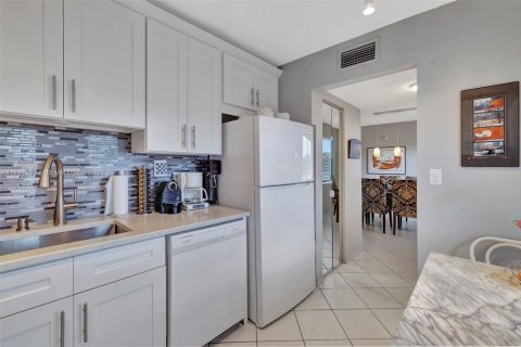 Condo in Lauderdale Lakes, Florida, 2 bedrooms  № 1874716 - photo 13