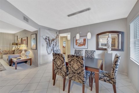 Condo in Lauderdale Lakes, Florida, 2 bedrooms  № 1874716 - photo 1