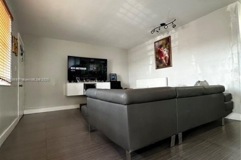 Casa en venta en Sweetwater, Florida, 2 dormitorios, 97.27 m2 № 1872275 - foto 3