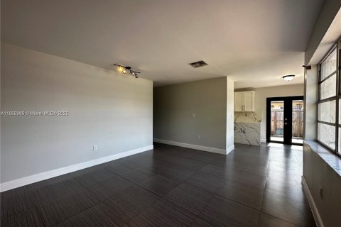 Casa en venta en Sweetwater, Florida, 2 dormitorios, 97.27 m2 № 1872275 - foto 2
