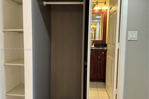 Condominio en venta en Lauderhill, Florida, 1 dormitorio, 74.32 m2 № 2020516 - foto 13