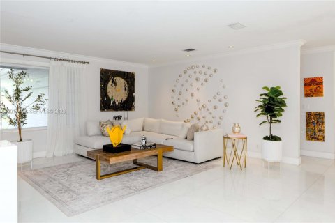 House in Miami Lakes, Florida 5 bedrooms, 345.97 sq.m. № 2244298 - photo 16