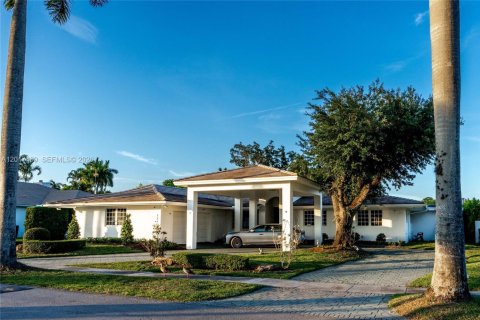 House in Miami Lakes, Florida 5 bedrooms, 345.97 sq.m. № 2244298