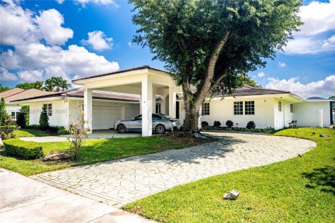 House in Miami Lakes, Florida 5 bedrooms, 345.97 sq.m. № 2244298 - photo 7