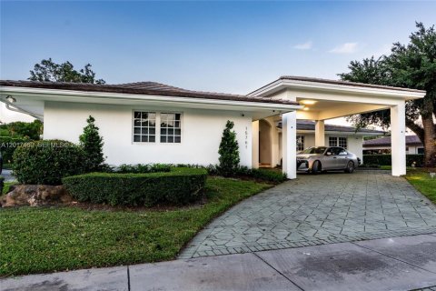 House in Miami Lakes, Florida 5 bedrooms, 345.97 sq.m. № 2244298 - photo 5