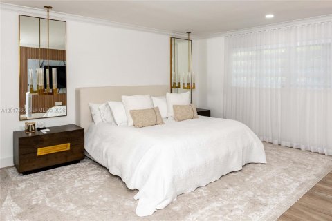 House in Miami Lakes, Florida 5 bedrooms, 345.97 sq.m. № 2244298 - photo 19