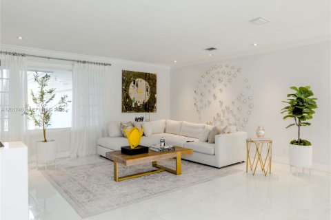 House in Miami Lakes, Florida 5 bedrooms, 345.97 sq.m. № 2244298 - photo 11