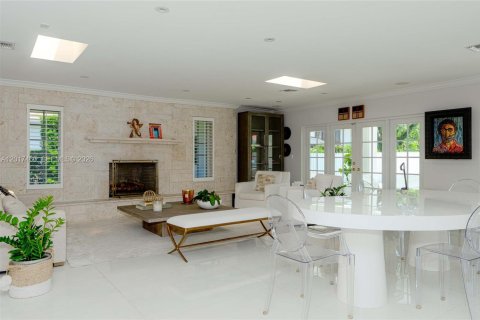 House in Miami Lakes, Florida 5 bedrooms, 345.97 sq.m. № 2244298 - photo 15