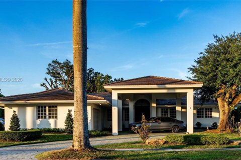 House in Miami Lakes, Florida 5 bedrooms, 345.97 sq.m. № 2244298 - photo 3