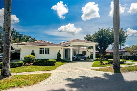 House in Miami Lakes, Florida 5 bedrooms, 345.97 sq.m. № 2244298 - photo 8