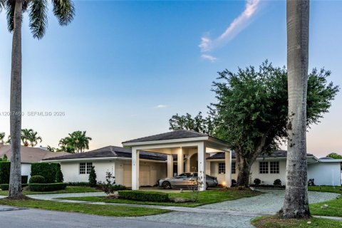 House in Miami Lakes, Florida 5 bedrooms, 345.97 sq.m. № 2244298 - photo 6