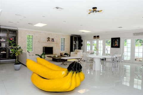 House in Miami Lakes, Florida 5 bedrooms, 345.97 sq.m. № 2244298 - photo 14