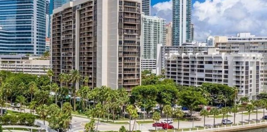 Condo in Miami, Florida, 2 bedrooms № 1990521