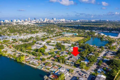 Commercial property in Hallandale Beach, Florida 152.55 sq.m. № 2379898 - photo 2