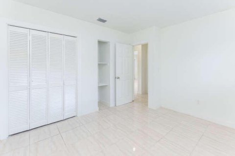 Commercial property in Hallandale Beach, Florida 152.55 sq.m. № 2379898 - photo 28