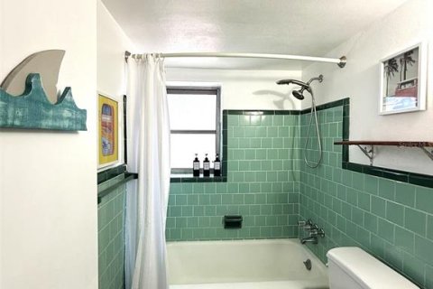 Commercial property in Treasure Island, Florida 5 bedrooms, 188.41 sq.m. № 2275534 - photo 28
