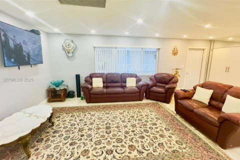 Condo in Hallandale Beach, Florida, 2 bedrooms  № 1992785 - photo 14