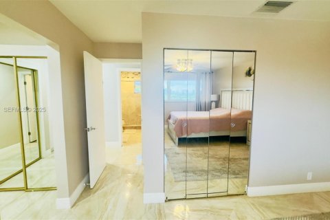 Condo in Hallandale Beach, Florida, 2 bedrooms  № 1992785 - photo 26