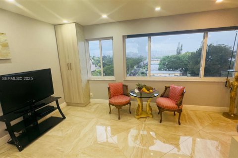 Condo in Hallandale Beach, Florida, 2 bedrooms  № 1992785 - photo 6