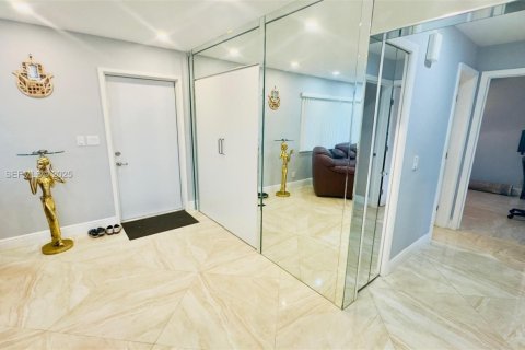 Condo in Hallandale Beach, Florida, 2 bedrooms  № 1992785 - photo 19