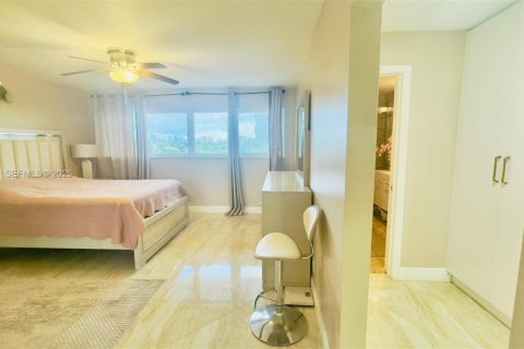 Condo in Hallandale Beach, Florida, 2 bedrooms  № 1992785 - photo 21