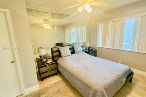Condo in Hallandale Beach, Florida, 2 bedrooms  № 1992785 - photo 18
