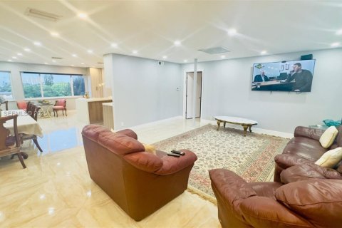 Condo in Hallandale Beach, Florida, 2 bedrooms  № 1992785 - photo 12